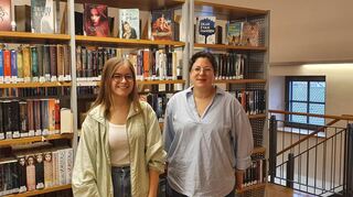 Bibliotheksleiterin Anna-Maria Lenz (r.) Auszubildende Anna-Maria Lorenz gehen gerne auf die Bedürfnisse ihrer Kunden in der städtischen Bücherei ein.