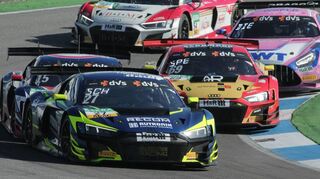 Spannende Rad-an-Rad-Kämpfe in der Sachskurve: Das Finale zum ADAC GT Masters hält, was es versprochen hat.