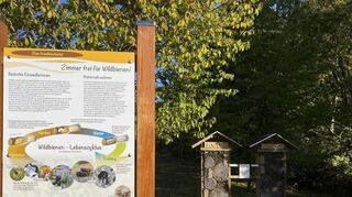 Die Infotafel am Insektenhotel auf der Streuobstwiese im Bruchgelände wurde im Sommer angebracht, in Kürze erfolgt die offizielle Vorstellung.