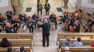 Der Schwetzinger Kammerorchester spielt in der evangelischen Kirche in Plankstadt unter der Leitung von Dirigent Rainer Ruhland.