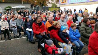 Viele Besucherinnen und Besucher aller Altersgruppen waren zum traditionellen Mundartgottesdienst auf dem Rummelplatz gekommen.