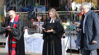 Die Fürbitten hielten neben Pfarrerin Eva Weisser und Pfarrer Matthias Zaiss, Bürger-meister Uwe Grempels und – etwas versteckt – Charlotte Jung-Chron.
