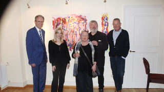 Freuten sich über die gelungen Ausstellung: Bürgermeister Dr. Ralf Göck, Celine Lazrarus (Kulturamt), Rosa Müller-Bohne (Freundin und Unterstützerin des Künstlers), Künstler Tom Baumann und Lothar Ertl (Kurator).