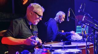 Ingar Zach (l.) und Michele Rabbia experimentieren.