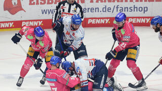 Kampf um jeden Zentimeter Eis: Die Adler – hier mit Jordan Szwarz (Nummer 14, am Boden) und die Eisbären schenkten sich nichts.