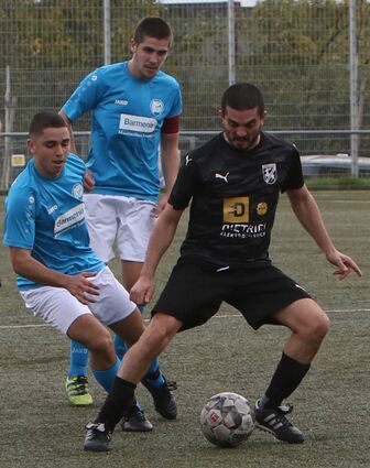 Antonio Ragusa (r.) gehört gegen Lindenhof noch zu den besseren Spielern auf Hirsch-ackerer Seite. Am Ende müssen die „Hirsche“ dennoch ein 0:3 hinnehmen.