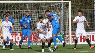 Turbulente Szenen vor dem Brühler Tor: Der Ketscher Torschütze Nils Haubrich (r. am Ball in Blau) im Zweikampf mit David Etzold vom FVB.