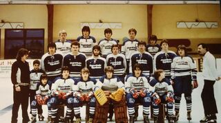 Betreuer Eric Smith (l.) und Trainer Maik Weber (r.) mit dem Eisbären-Team der Saison 1982/1983. Wagner (obere Reihe, 4. v. l.) trägt bereits das „C“ des Captains.