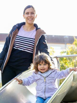 Lisa Göler von Ravensburg kann ihre Tochter Ella im Notfall weiter von der Tagesmutter betreuen lassen.