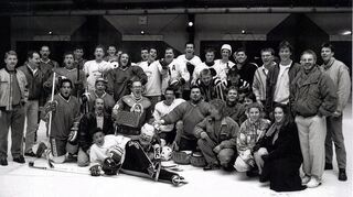 1994 stehen die Eisbären mit der Schwetzinger Zeitung auf dem Eis: Redakteur Andreas Wühler (3. v. l.), rechts daneben der ehemalige Fotograf Peter Gaul, davor Stefan Proetel, langjähriger Lokalchef des Mannheimer Morgen, daneben Thomas Imhof, Sportchef Andreas Lin und Fotograf Norbert Lenhardt in dunklen Jerseys, die beide als Goalie auflaufen.