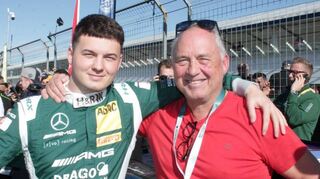 Fabian Schiller mit seinem Vater Alex, der früher in der Pro Superbike-Serie an den Start ging, und der seinem Sohn zur errungenen Vizemeisterschaft gratuliert.