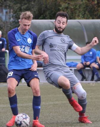 Leonardo Minischetti (r.) versucht dem Hockenheimer Jannic Geiß den Ball abzunehmen. Am Ende haben aber die Rennstädter die Nase vorn.