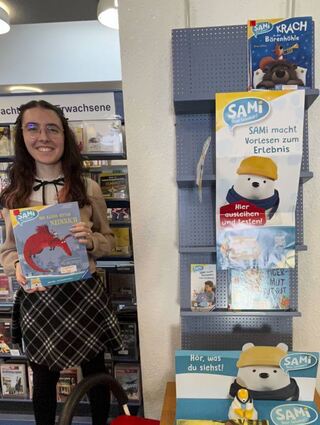 Lea Plümacher von der Gemeindebücherei erklärt das neue „Sami“-Lesebär-Angebot, eine Vorlesestation.