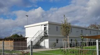 Das „Kükennest“ steht seit 2021 am Festplatz. 20 Kinder zwischen drei und sechs Jahren finden hier Platz.
