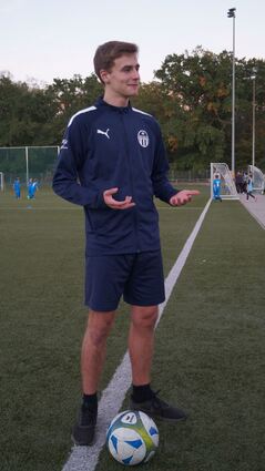 Christopher Reichl bringt sich als Bindeglied zwischen Spielern und Trainern beiden „06ern“ ein.
