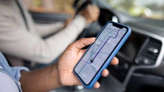 Uber tritt als Vermittler von Taxifahrten auf. Die gewünschte Fahrt muss zuvor über eine App gebucht werden.