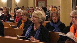 Mitsingen erwünscht – so auch bei diesem besonderen Gottesdienst: „Halleluja“ singen alle beim Refrain des Liedes „Die Himmel erzählen die Ehre Gottes“.