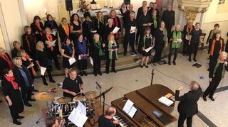 Der Gospelchor gestaltet ein tolles Konzert unter der Leitung von Detlev Helmer.