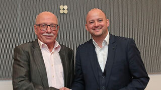 Bürgermeisterstellvertreter Michael Seidling (l.) begrüßt das künftige Gemeinde-oberhaupt Pascal Seidel schon einmal im Ratssaal.
