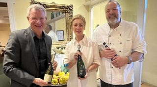 Mit Gerhard Brenneis (l.), Weinrepräsentant und Experte, boten Sabine und Ulrich Stecker bei der letzten kulinarischen Weinprobe im Gasthaus Adler den Gästen einen genussvollen Abend.