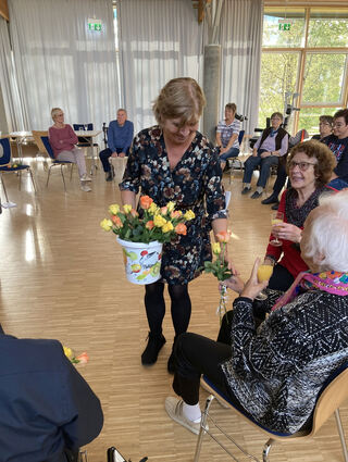 Rosen zum elften Geburtstag: Leiterin Doris Zimmermann in Verteilerlaune.