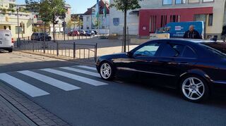 Irritationen entstehen auch bereits einen Augenblick davor: Der Bürger steht am Fußgängerüberweg und weiß nicht so recht, ob das von der Christuskirche herkommende Fahrzeug anhält oder nicht. Vorsicht ist stets an der „Dickstrichkette“ geboten.