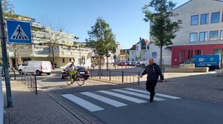 Ein bisschen chaotisch geht es hier am Zebrastreifen in der Eichendorffstraße zu: Ein Fußgänger überquert die Straße, der Radfahrer kreuzt bereits vor dem eigentlichen Übergang die Fahrbahn und ist nicht weit von den beiden links abbiegenden Autos entfernt – eine Szene vom 27. Oktober um die Mittagszeit.