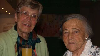 Enkelerfahren: Uschi Wippert (l.) und Gertrud Storf genießen den Moment.