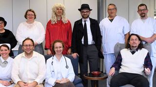 Das Foto zeigt von links Regisseurin Meryem Riester sowie die Darsteller Gudrun Hagemeister, Sandra Linzmair, Lars Göbel, Elisabeth Klett, Markus Lotzenburger, Diana Spitznagel, Manuel Kahl, Mirko Stumpf, Florian Herrmann und Konrad Schubert bei den Proben in der Stadtbibliothek.