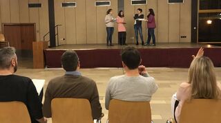 Das KjG-Theater bei der Probe für „Forsthaus Lattenschuss“, ein Stück, das 2020 hätte Premiere feiern sollen, nun aber auf 2023 verschoben wurde.
