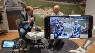 Redakteur und Moderator Joachim Klaehn (l.) im Gespräch mit Pascal Seidel im Kundenforum der Schwetzinger Zeitung in der Schwetzinger Carl-Theodor-Straße 2. Seidel nimmt am 2. November im Oftersheimer Rathaus auf dem Chefsessel Platz.