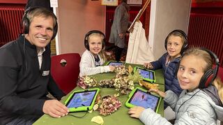 Schulleiter Joachim Rumold (v. l.) staunt über die Umsetzung des Herbstthemas „Blätter“ der Klasse 3a . Kim , Amelie und Melina sind mit ihren Ergebnissen, die sogar auf Tablets zu sehen ist, selbst mehr als zufrieden.