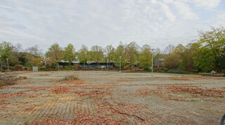 Der Parkplatz an der Mehrzweckhalle ist vorbereitet für die Bauaktionen und als Lager für Material.