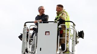 Rektor Marcus Roth und Einsatzleiter Daniel Ernst schauten sich zusammen das Neue Gebäude nochmal von der Drehleister aus an.