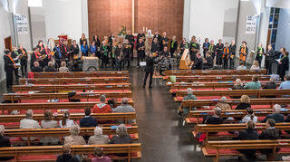 Der stimmgewaltige Chor aus Schwetzingen begeistert die Zuhörer.