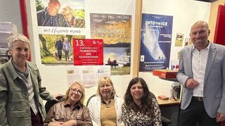Positive Bilanz für das Filmfest der Generationen, das auch im nächsten Jahr weitergehen soll: Doris Steinbeißer vom Central Kino (v. l.), Gastrednerin Sabine Metz-Natusch, Gundula Sprenger (VHS-Bezirk Schwetzingen), Michaela Issler-Kremer (Seniorenbüro) und Ketschs Bürgermeister Timo Wangler.