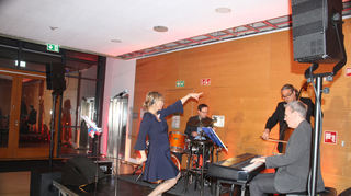 Charmant scherzt die Sängerin mit Publikum und Bandmitgliedern: Brigithe (v. l.), Wolfgang Disch, Christian Spohn und Oliver Taupp.