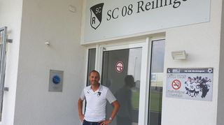 Uli Kief vor dem brandneuen Kabinenbau des SC 08, der nur eine der vielen Innovationen, die während seiner Amtszeit als Vorsitzender umgesetzt wurden, darstellt.
