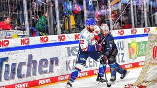 Adler-Angreifer Matthias Plachta (links) zieht gegen den Nürnberger Andrew Bodnarchuks den Kürzeren.