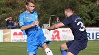 Ketschs Iven Schwerdtfeger (l.) im Zweikampf mit dem Rohrhöfer Yannik Drexler – die Partie endet 2:2.