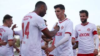 Auf die beiden Torschützen Saliou Sané und Ivan Franjic (beide Bildmitte) war bei den Würzburger Kickers wieder einmal Verlass.
