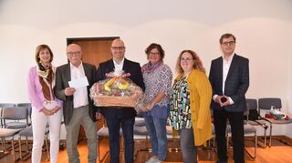 Gudrun Wipfinger-Fierdel (v. l.) und Michael Seidling verabschieden Jens Geiß als Bürgermeister gemeinsam mit Simone Rehberger, Carmen Kurz-Ketterer und Tilmann Hettinger.