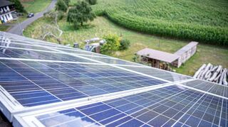 Für die Installation von Photovoltaikanlagen auf Privathäusern stehen verschiedene Förderungen von Bund und Ländern zur Verfügung.