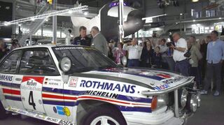 Die Legende ist da: Walter Röhrl steigt aus seinem Wagen und ist sofort dicht umringt von Fans und Fotografen.