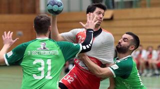 Janosch Menger von der HSG St. Leon/Reilingen wird hier von zwei Friedrichsfeldern ordentlich bearbeitet – die beiden Mann-schaften schenkten sich im Badenliga-Vergleich nichts, der mit 26:26 unentschieden ausging.