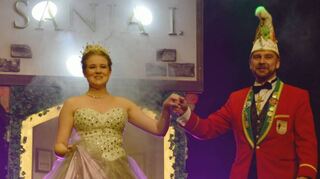 Sie kletterte im November 2019 vom Rapunzel-Turm: Prinzessin Sanja I., die hier von Präsident Dirk Berger in der Rheinhalle präsentiert wird. Dass sie wegen Corona zur „längsten Prinzessin“ wird, war noch nicht zu erahnen.