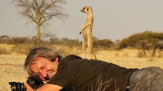 Thomas Sbampato vor Ort in Afrika - mit ungewöhnlichem Begleiter.