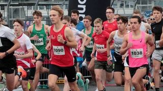 Start über die fünf Kilometer: Das Feld ist dicht beisammen.
