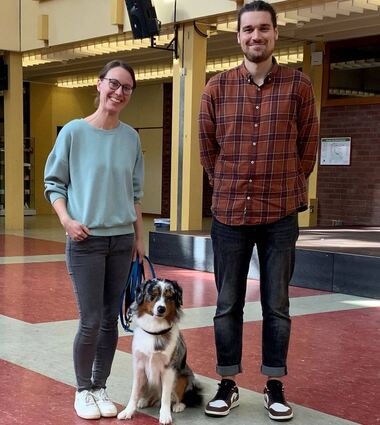 Kimberly Angeletti (l.) und Tim Molina Ruiz haben immer ein offenes Ohr für die Probleme der Schüler. Hund „Theo“ unterstützt sie dabei.