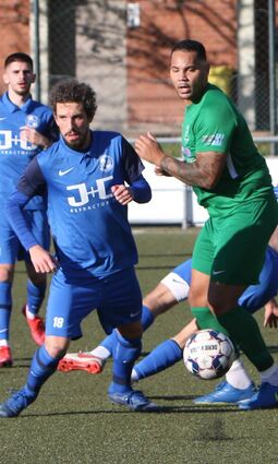 Der SV 98 gewinnt mit 4:0 gegen Viernheim. Stephan Abel (blau) lässt dabei in der Schwetzinger Abwehr nichts anbrennen.